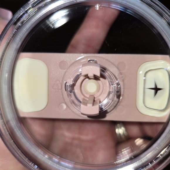 Stanley Quencher H2.0 Peach Gloss Whip 40 oz - Picture 4 of 5